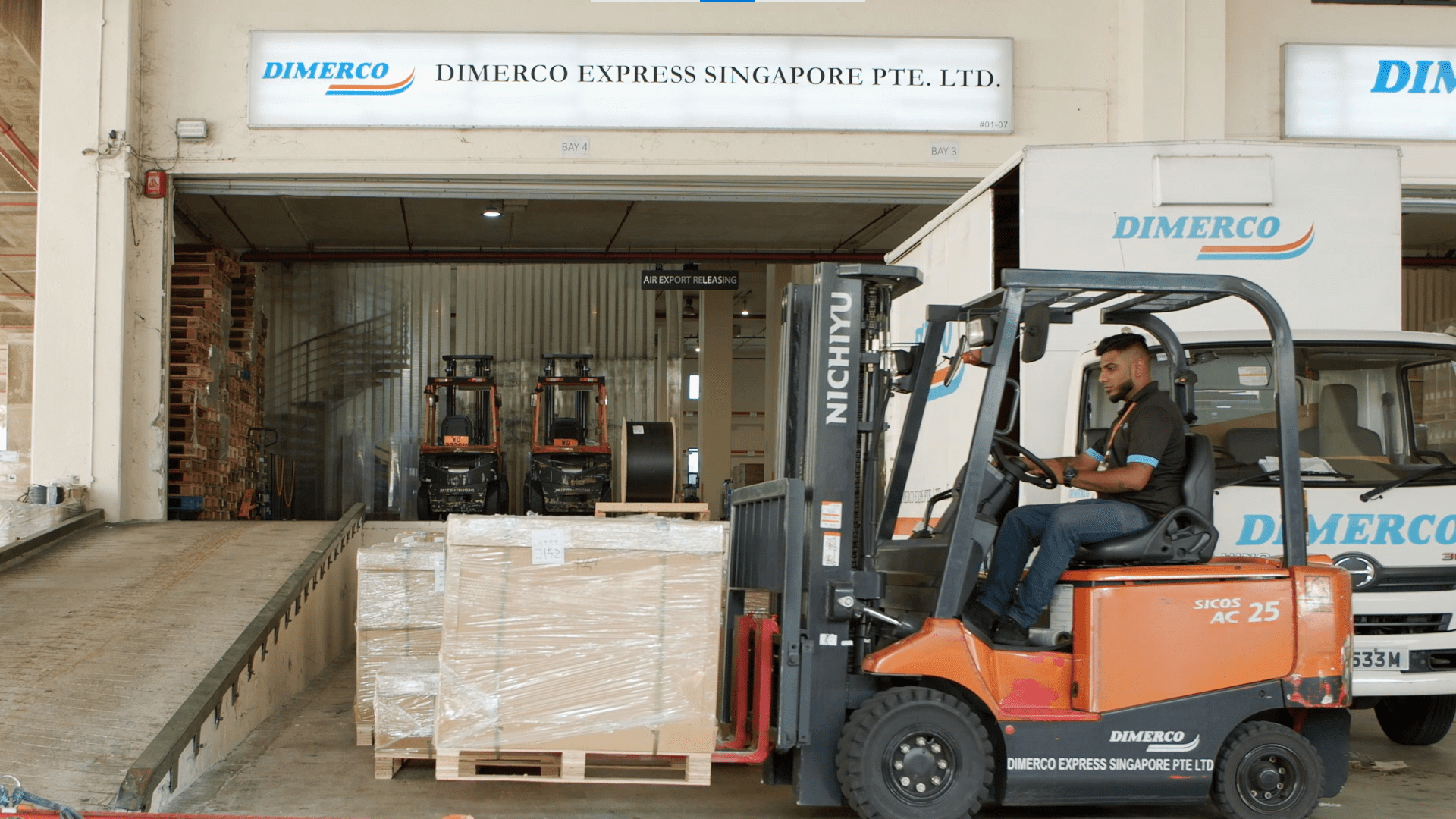 Dimerco Consulting - 4 freight on trucks being transported to aircrafts