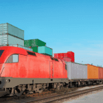 多式联运货柜码头的货运列车，展示多式联运物流与无缝货物转运的运作模式